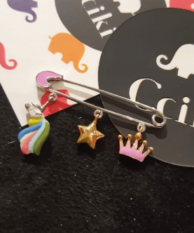 Cciki playful unicorn, star & crown enamelled safety pin in 14 kt gold